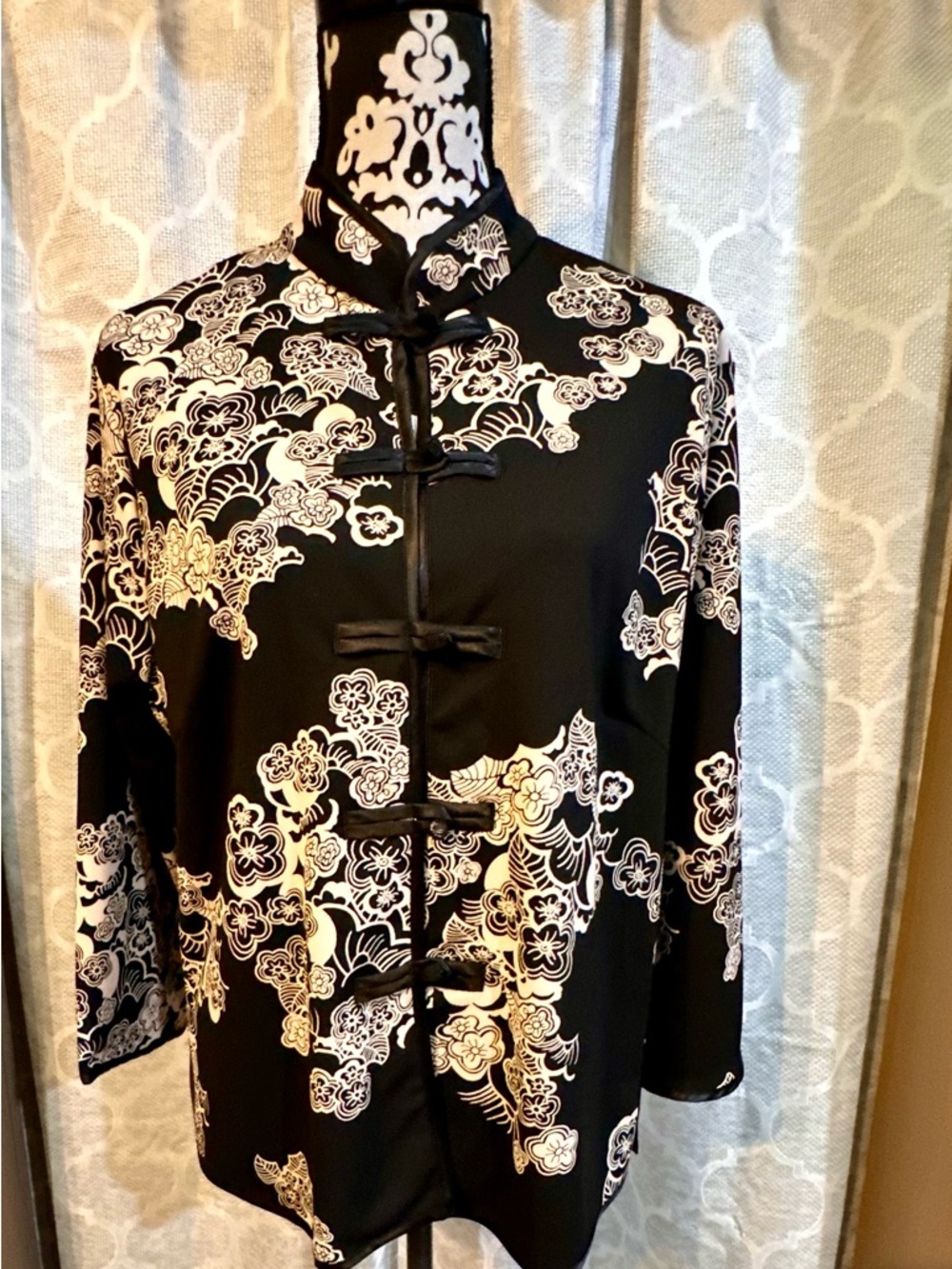 Black & White Floral Mandarin Collar Top size large